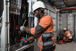 Bild von Team bei Elektrotechnik-Arbeiten