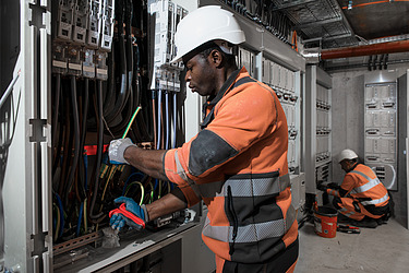 Bild von Team bei Elektrotechnik-Arbeiten